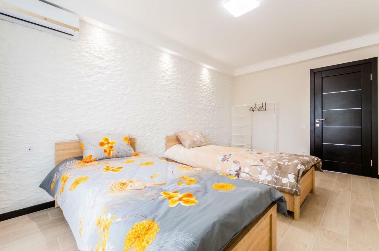 Artal Apartment On Obolonsky Avenue 16A Kyiv Exterior photo